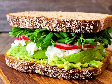Здравословни сандвичи с пълнозърнест хляб, авокадо, яйца и бейби спанак за закуска - снимка на рецептата